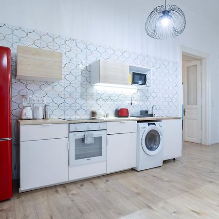 4-Bedroom Comfort Apartment In The Citycenter F38 Budapest Exterior photo